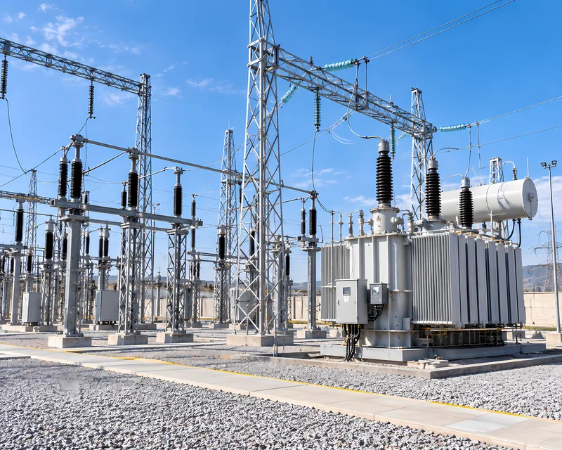 Subestación eléctrica con transformadores donde se monitorean los parámetros de calidad de energía