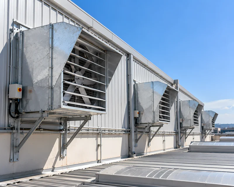 Extractores de ventilación industrial en la cubierta de una planta de producción